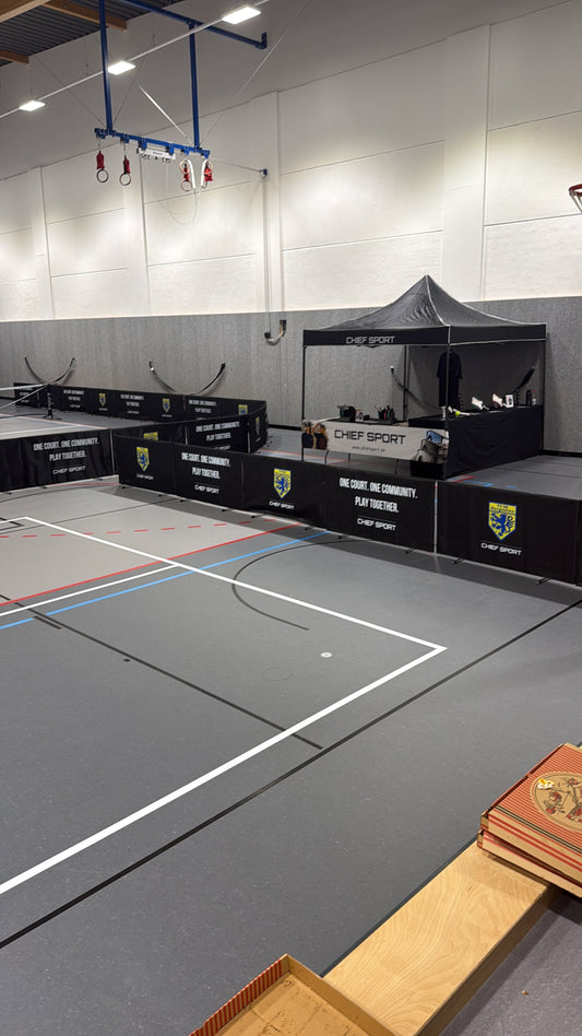 CHIEF SPORT Stand mitten in der Halle beim Turnier
